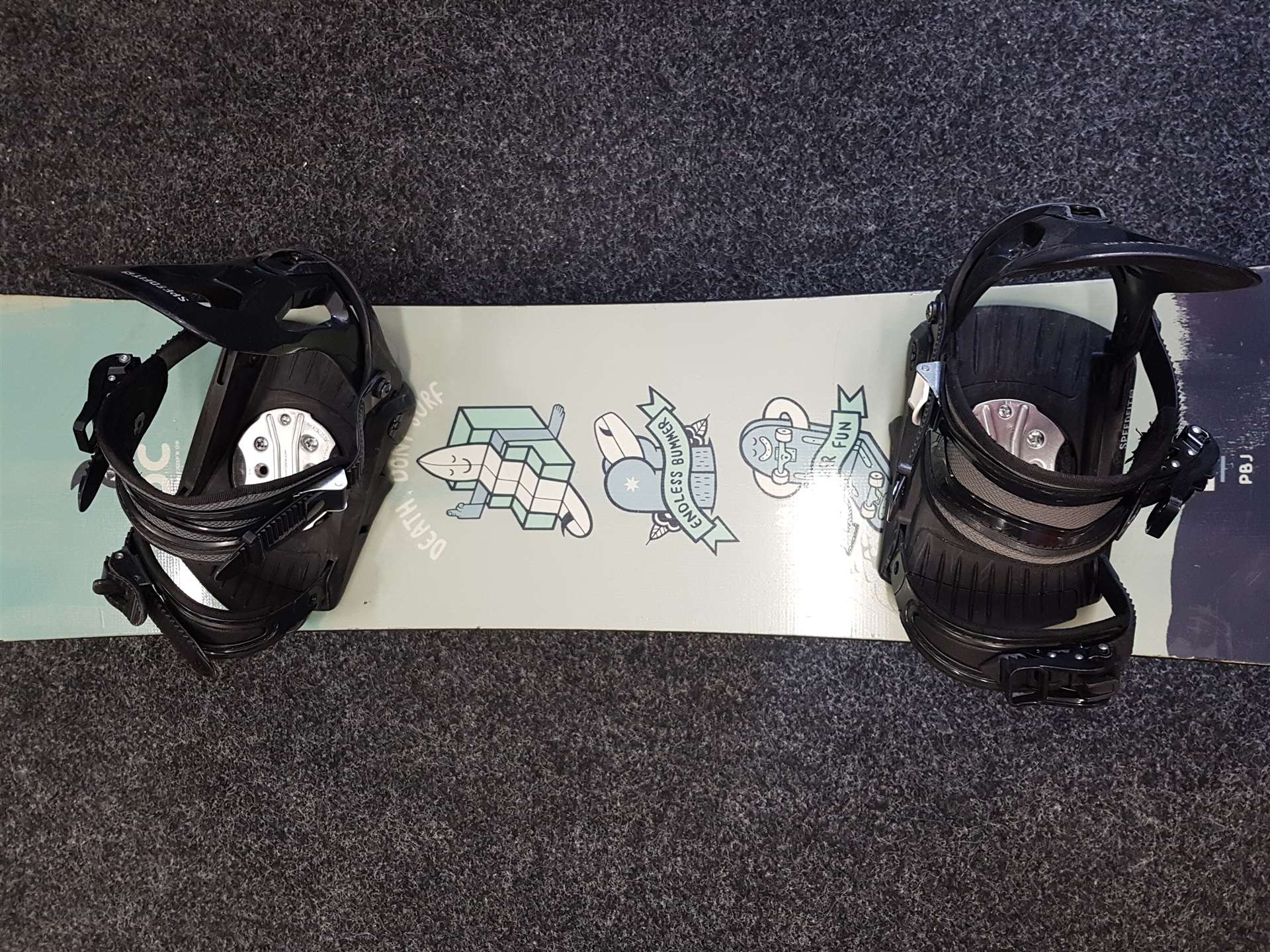 Gebrauchtes DC PBJ Snowboard + Speedfit Bindungen Größe S/M