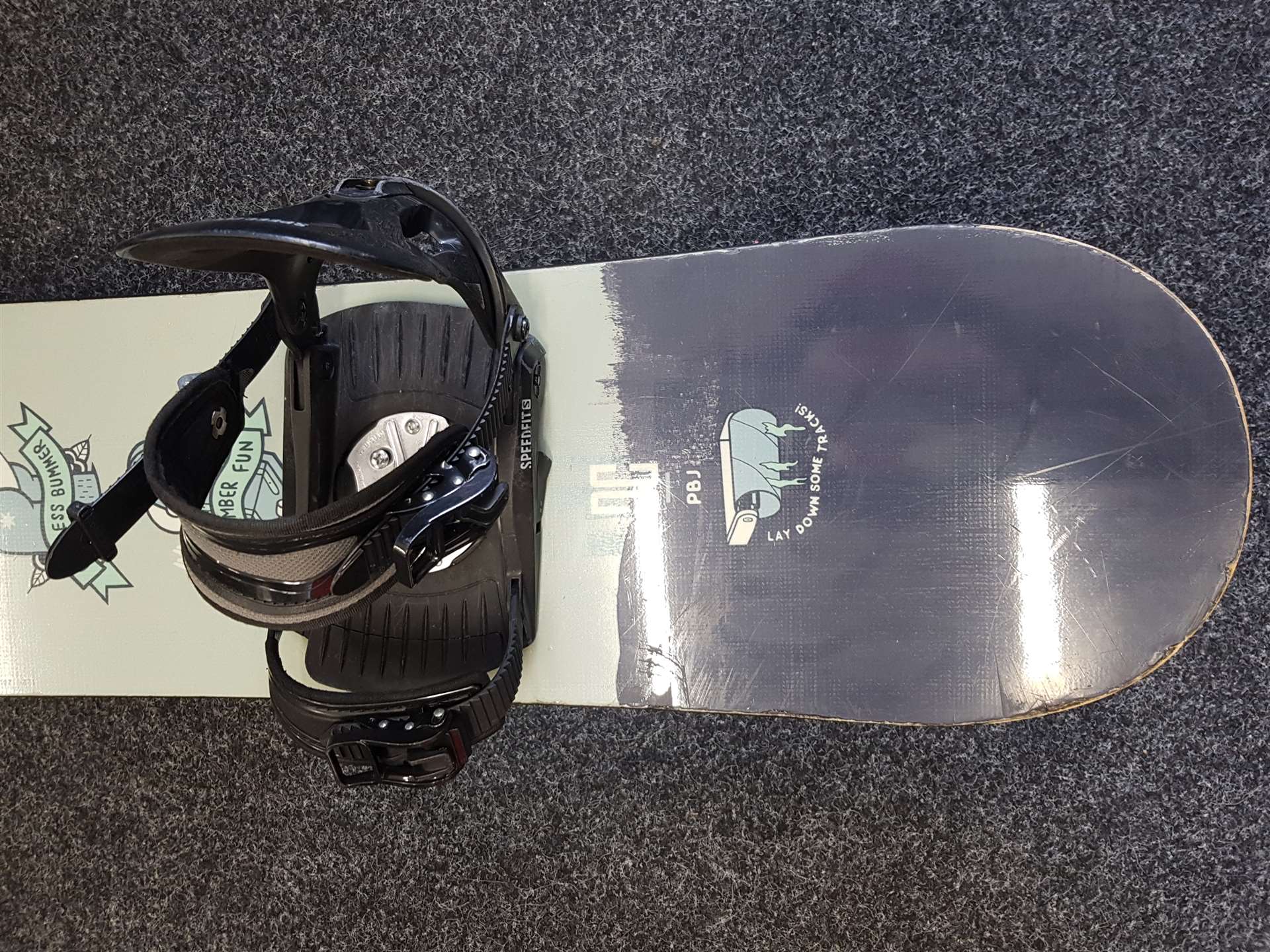 Gebrauchtes DC PBJ Snowboard + Speedfit Bindungen Größe S/M