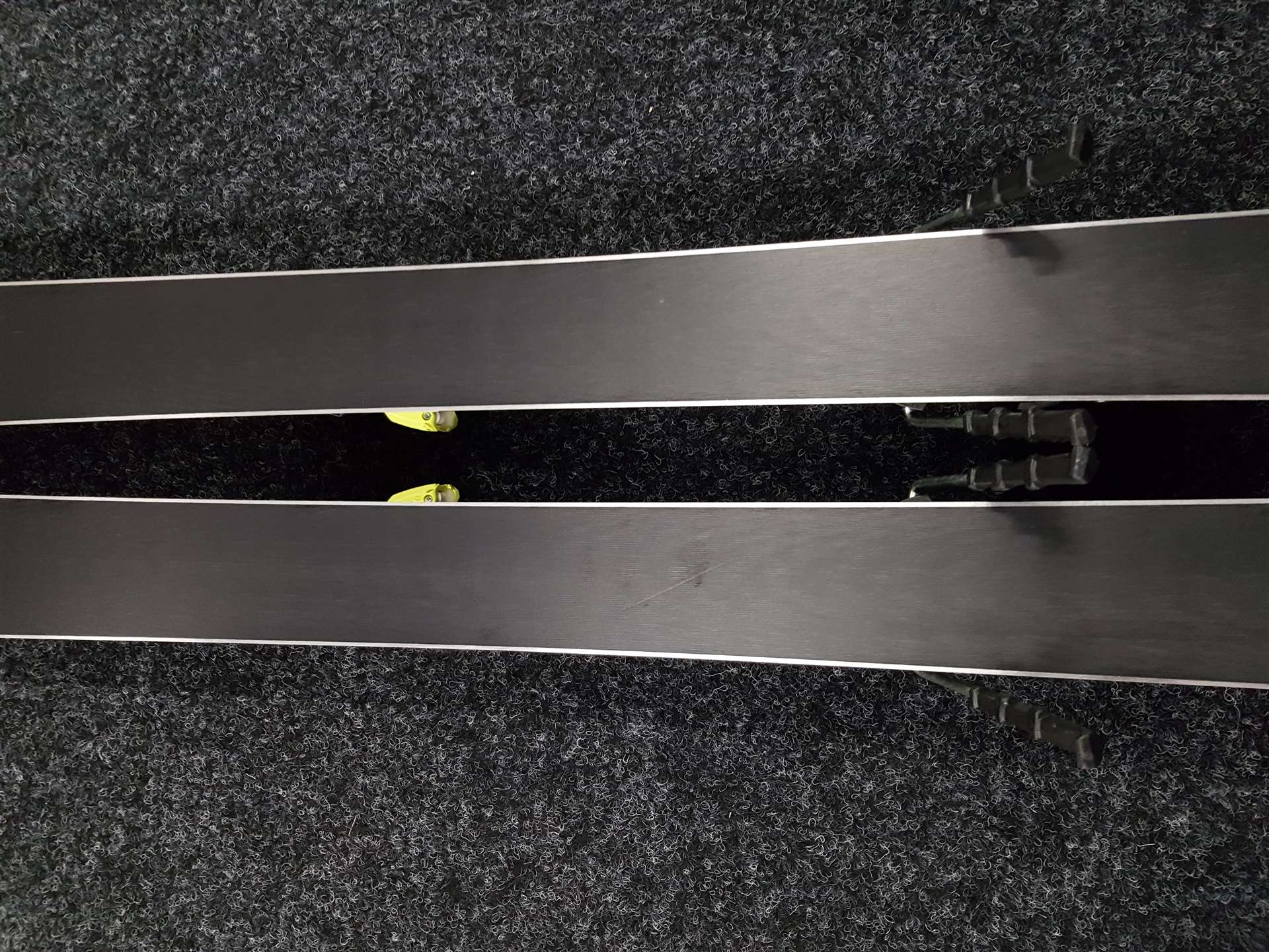 Použité lyže HEAD e-SPEED + viazanie Head Freeflex 14
