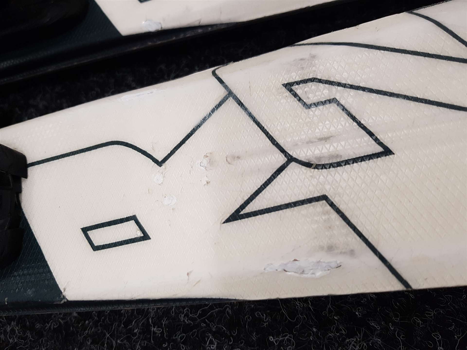 Použité lyže ROSSIGNOL React 2 Carbon + viazanie Look Xpress 10
