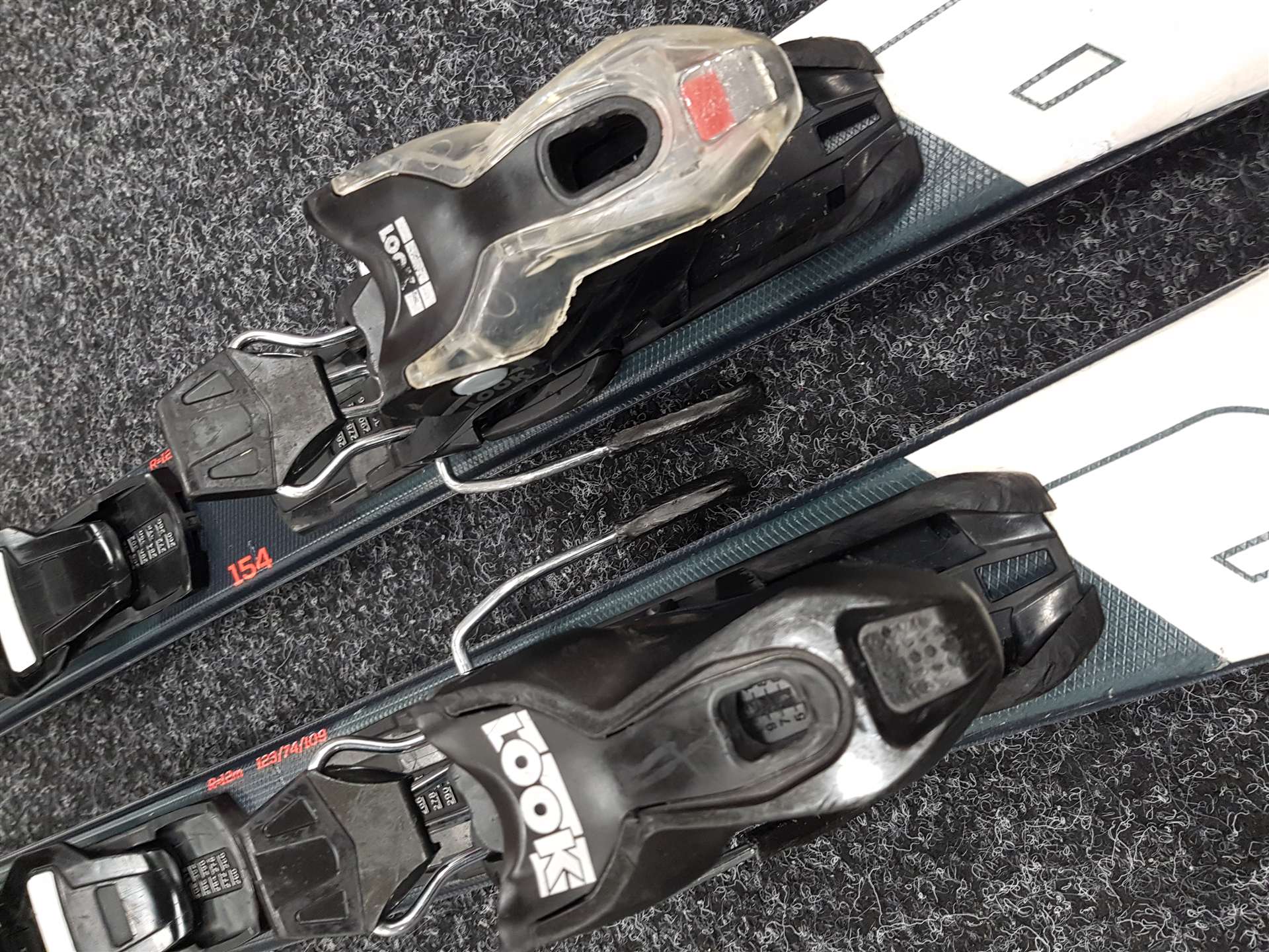Použité lyže ROSSIGNOL React 2 Carbon + viazanie Look Xpress 10