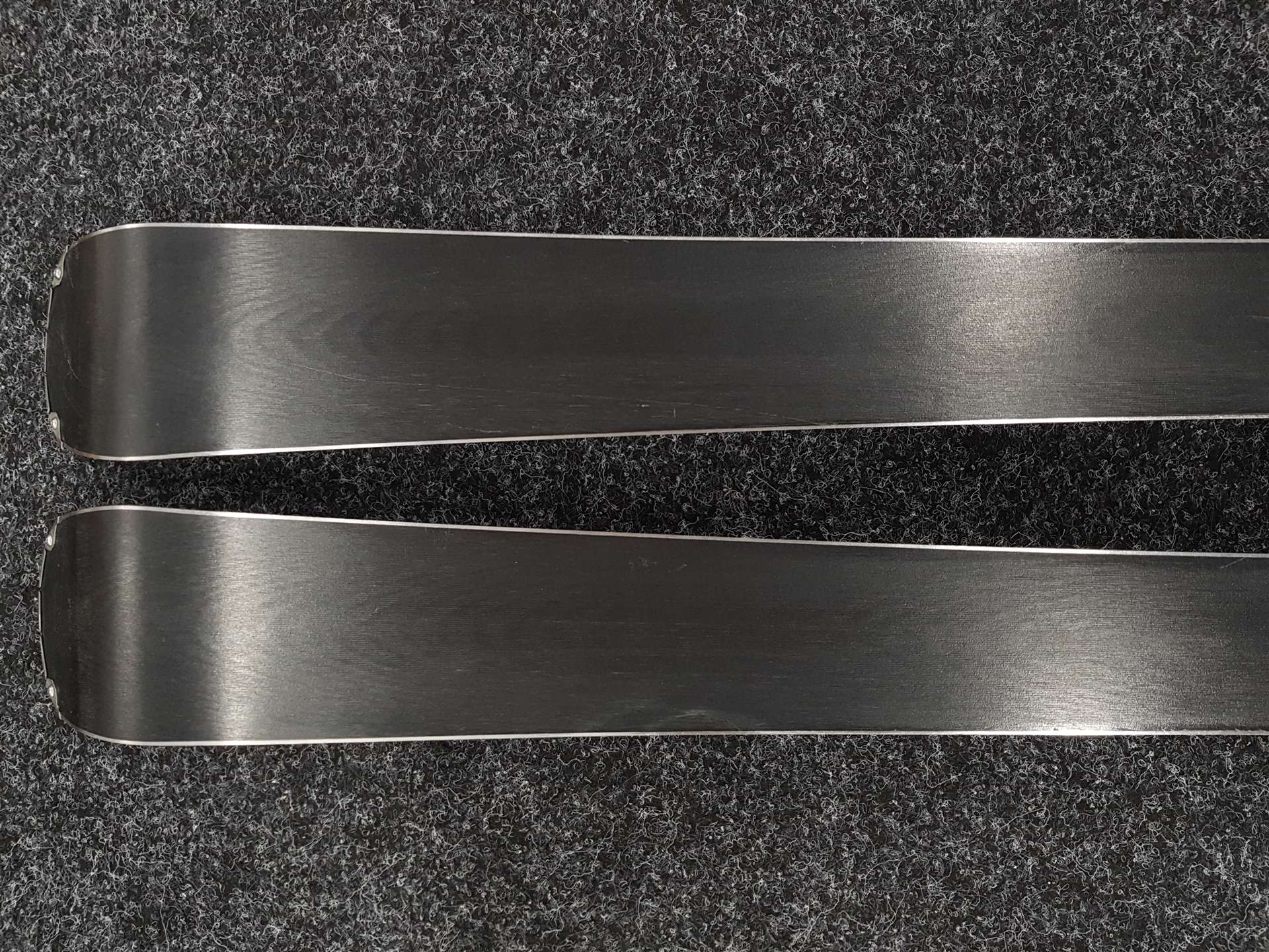 Použité lyže ROSSIGNOL React 2 Carbon + viazanie Look Xpress 10