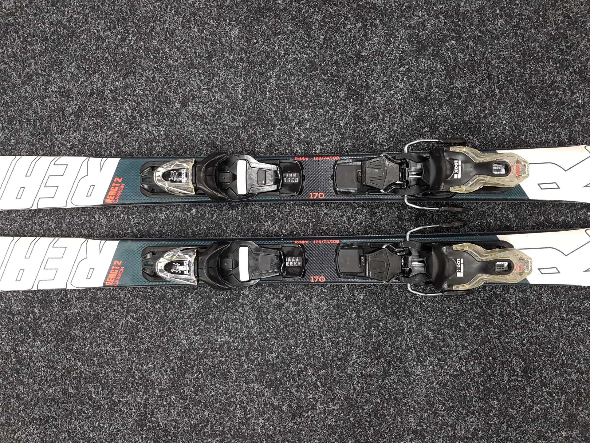 Použité lyže ROSSIGNOL React 2 Carbon + viazanie Look Xpress 10