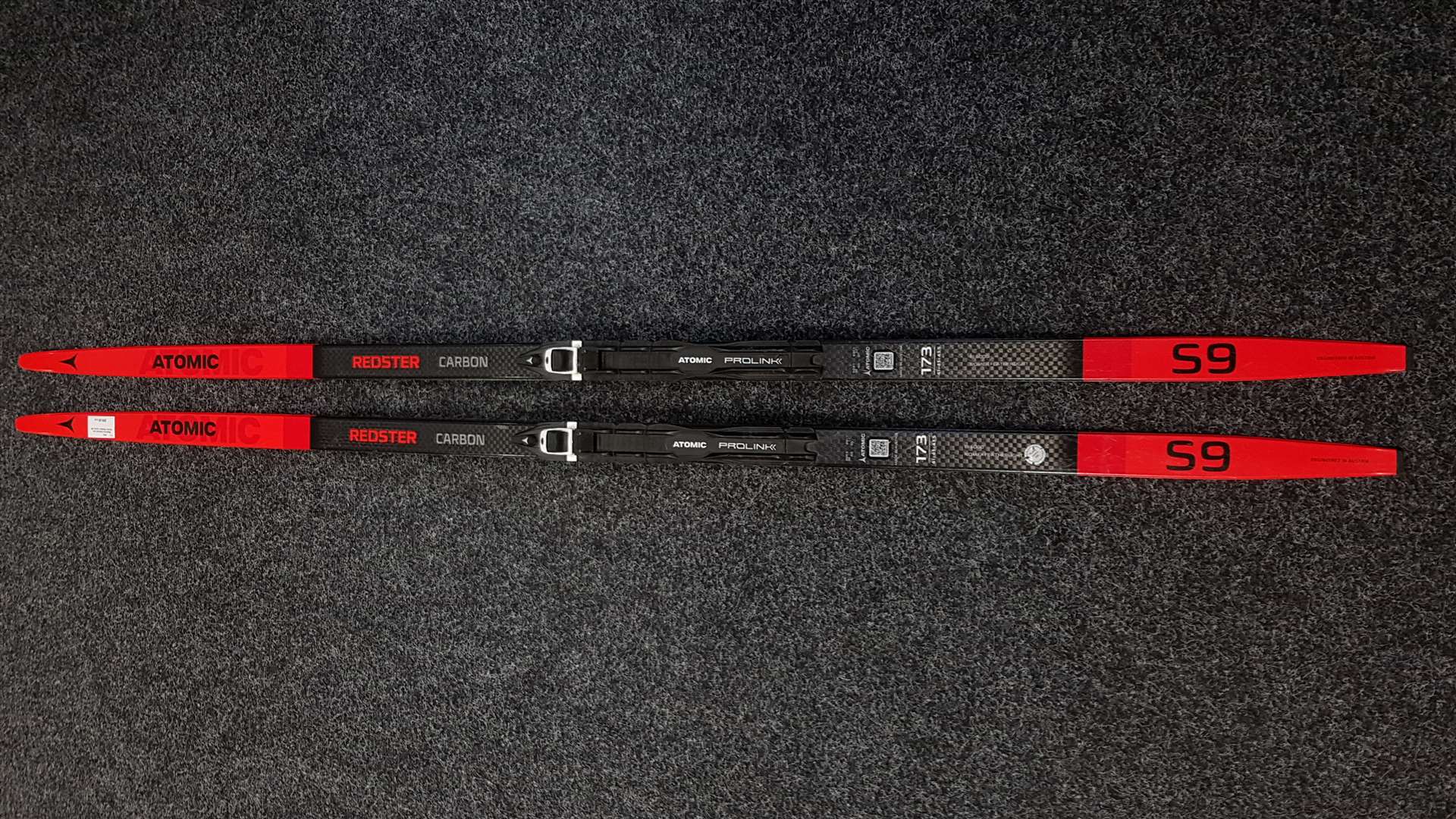 Bazárové bežecké lyže Atomic Redster Carbon S9 + NNN viazanie Atomic