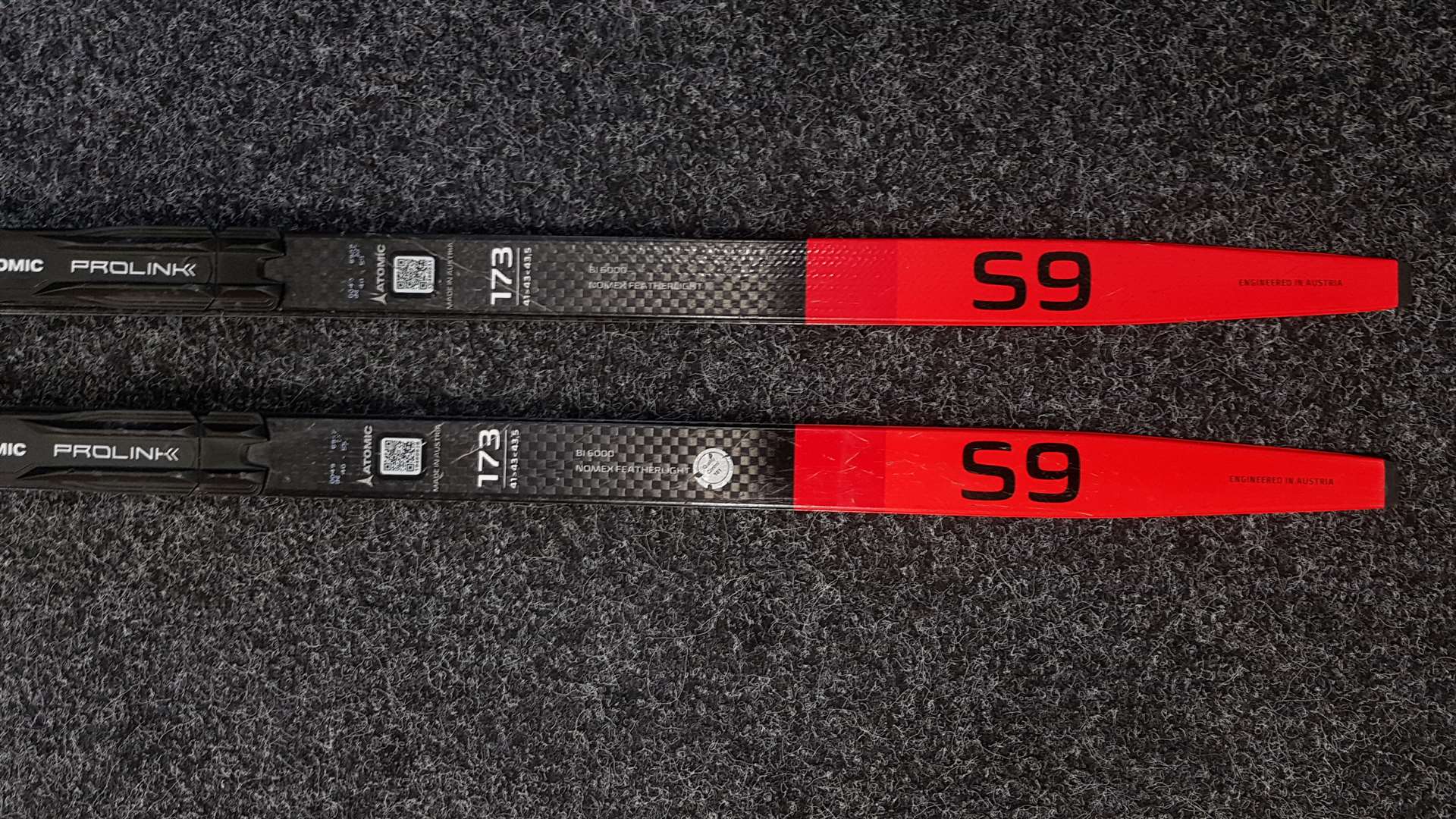 Bazárové bežecké lyže Atomic Redster Carbon S9 + NNN viazanie Atomic