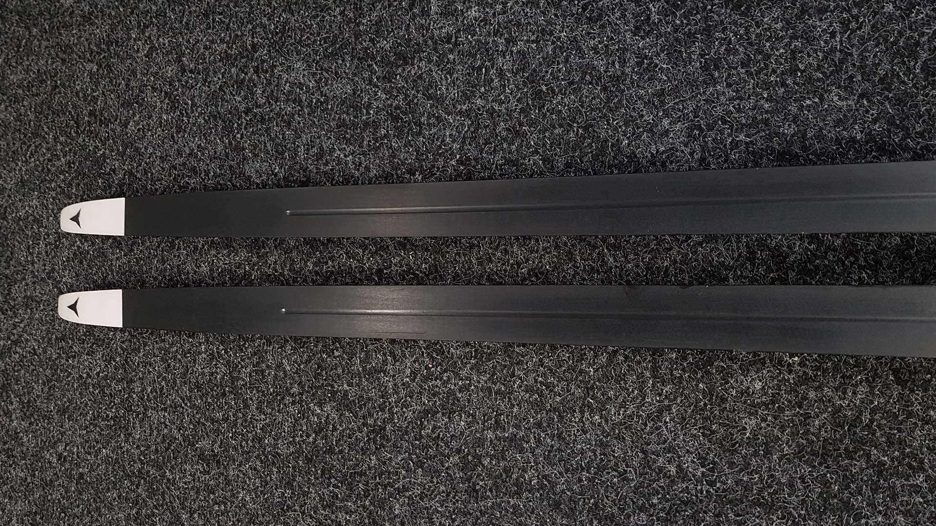 Bazárové bežecké lyže Atomic Redster Carbon S9 + NNN viazanie Atomic