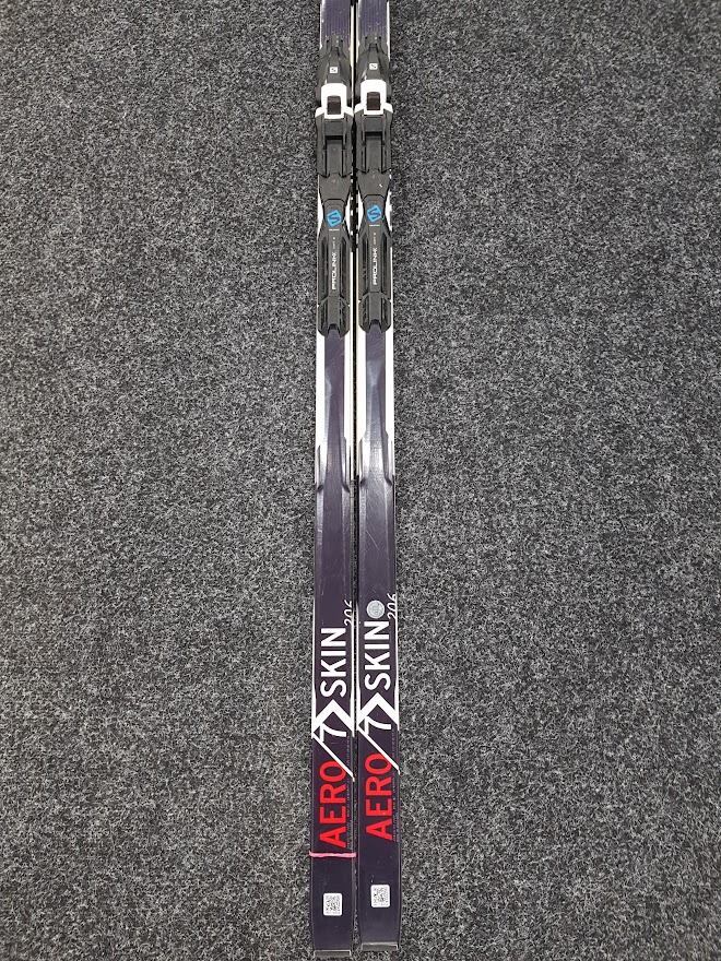 Jazdené bežecké lyže Salomon Aero/7/Skin + NNN viazanie Salomon Prolink. 