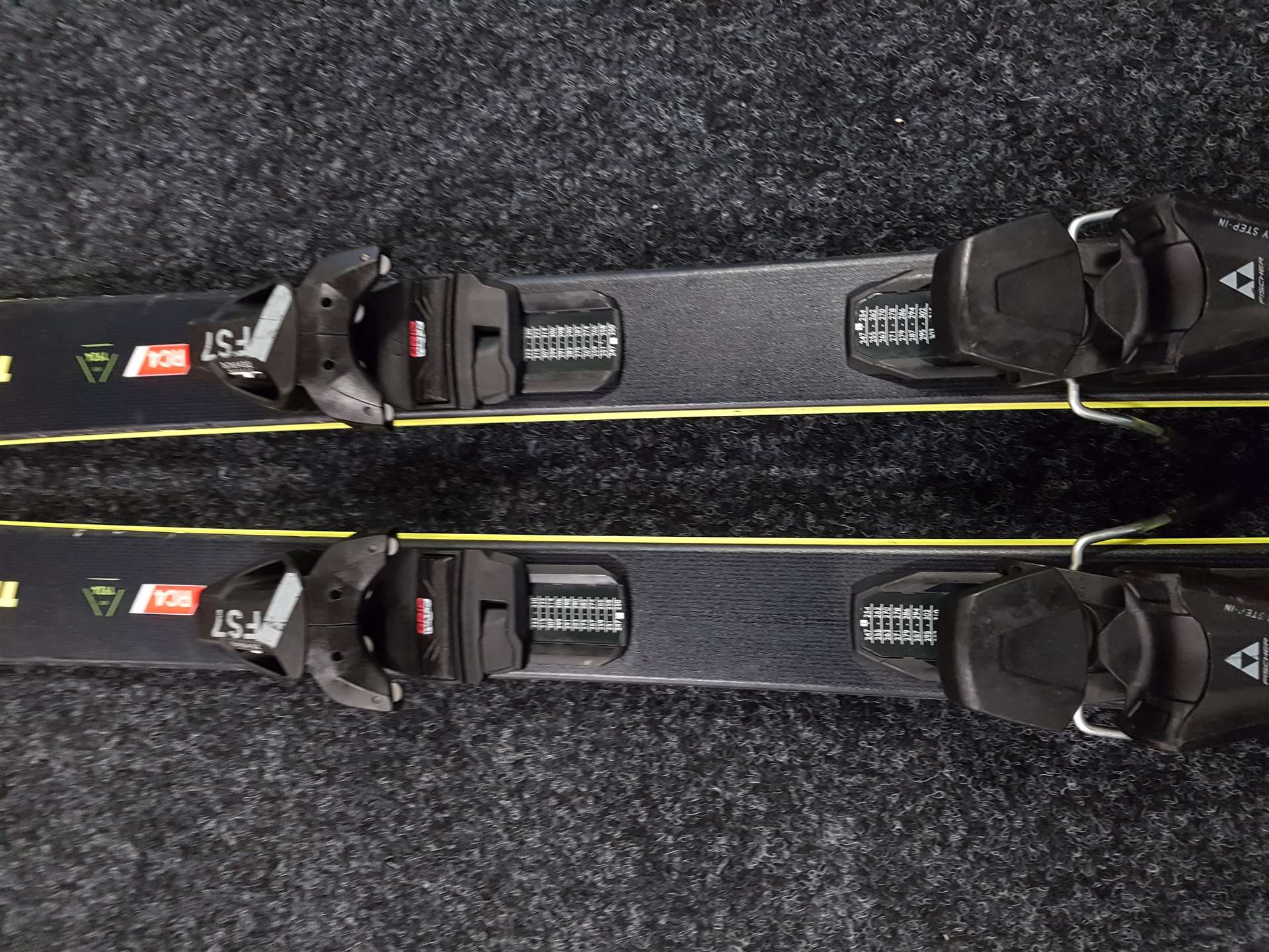 Použité lyže FISCHER The Curv Pro + viazanie Fischer FS7