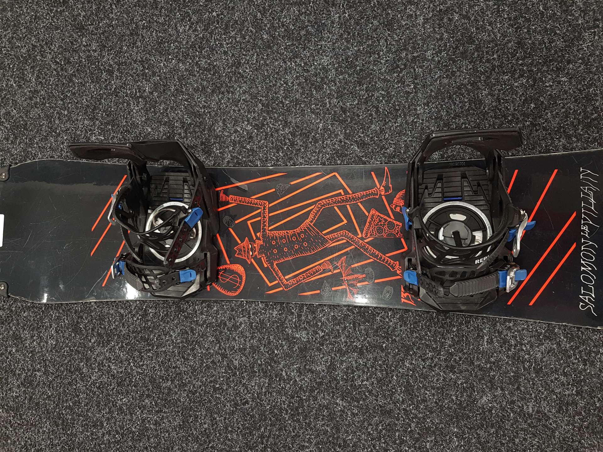 Použitý snowboard SALOMON Le Villain + viazanie Rossignol veľkosť S/M