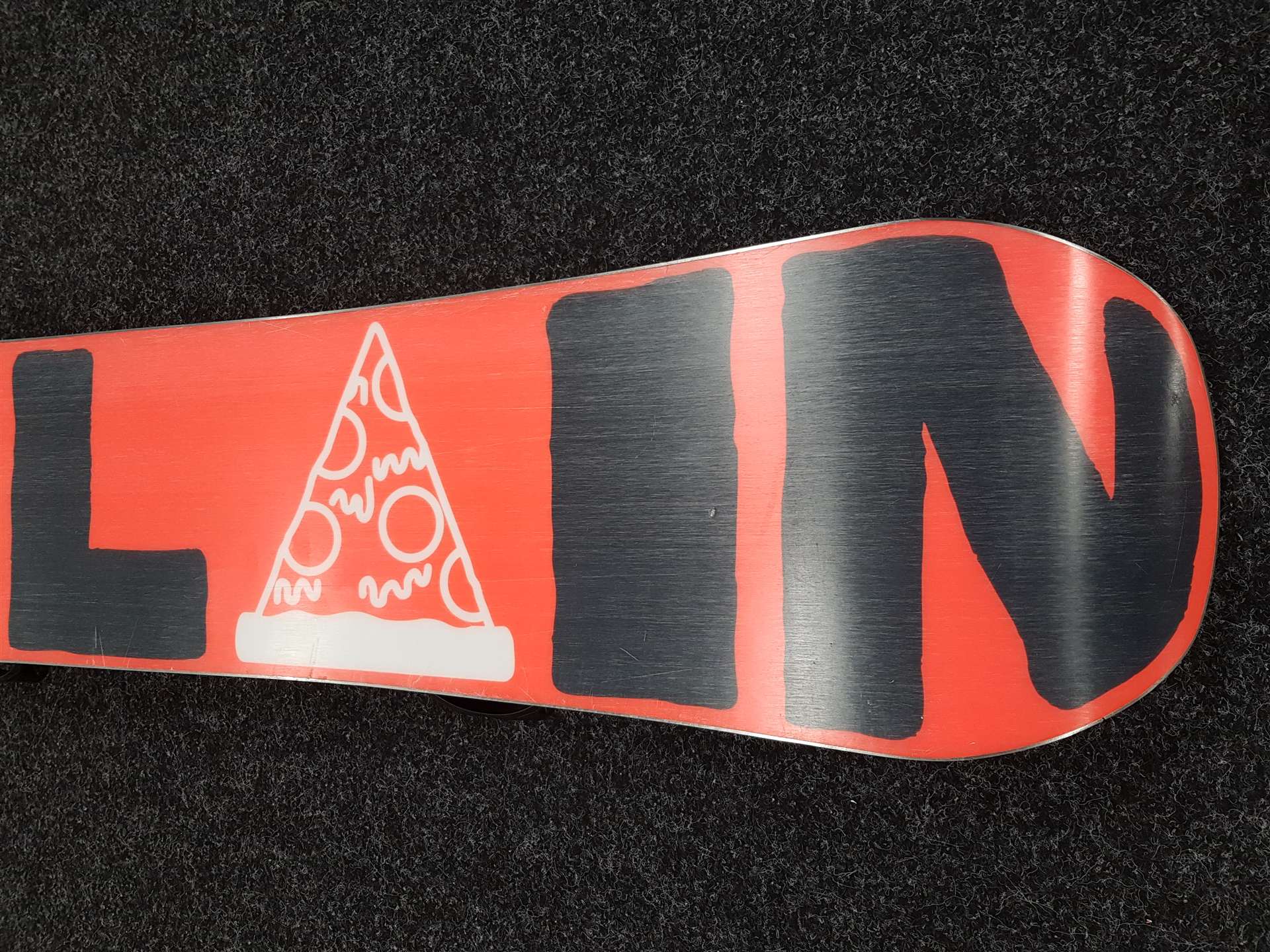 Použitý snowboard SALOMON Le Villain + viazanie Rossignol veľkosť S/M