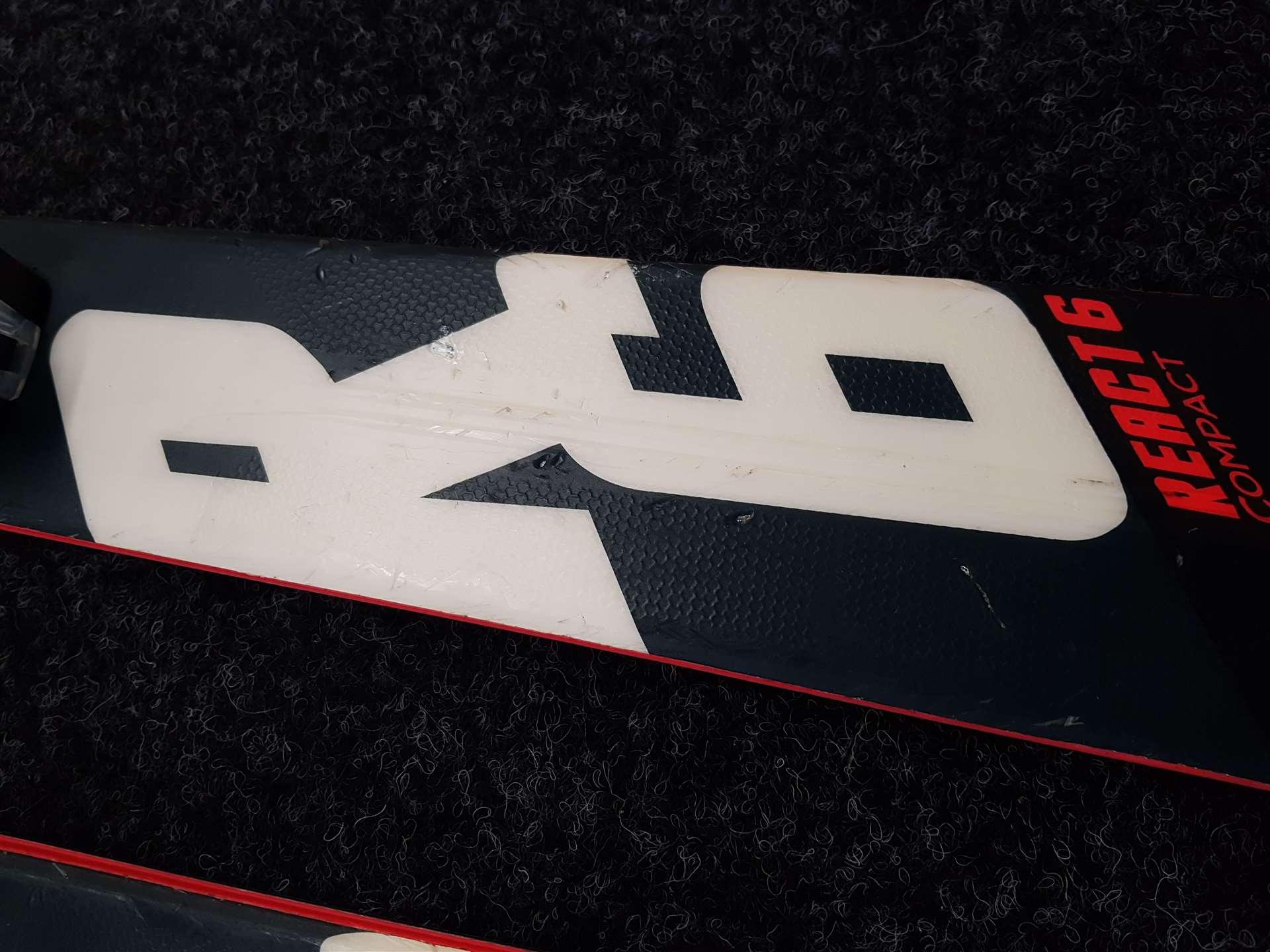 Použité lyže ROSSIGNOL React 6 Compact + viazanie Look Xpress 11