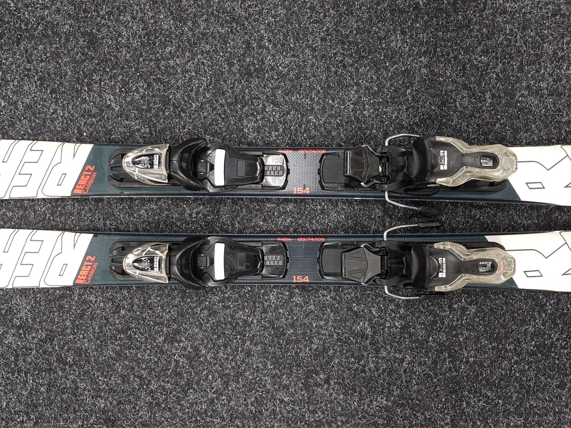 Použité lyže ROSSIGNOL React 2 Carbon + viazanie Look Xpress 10