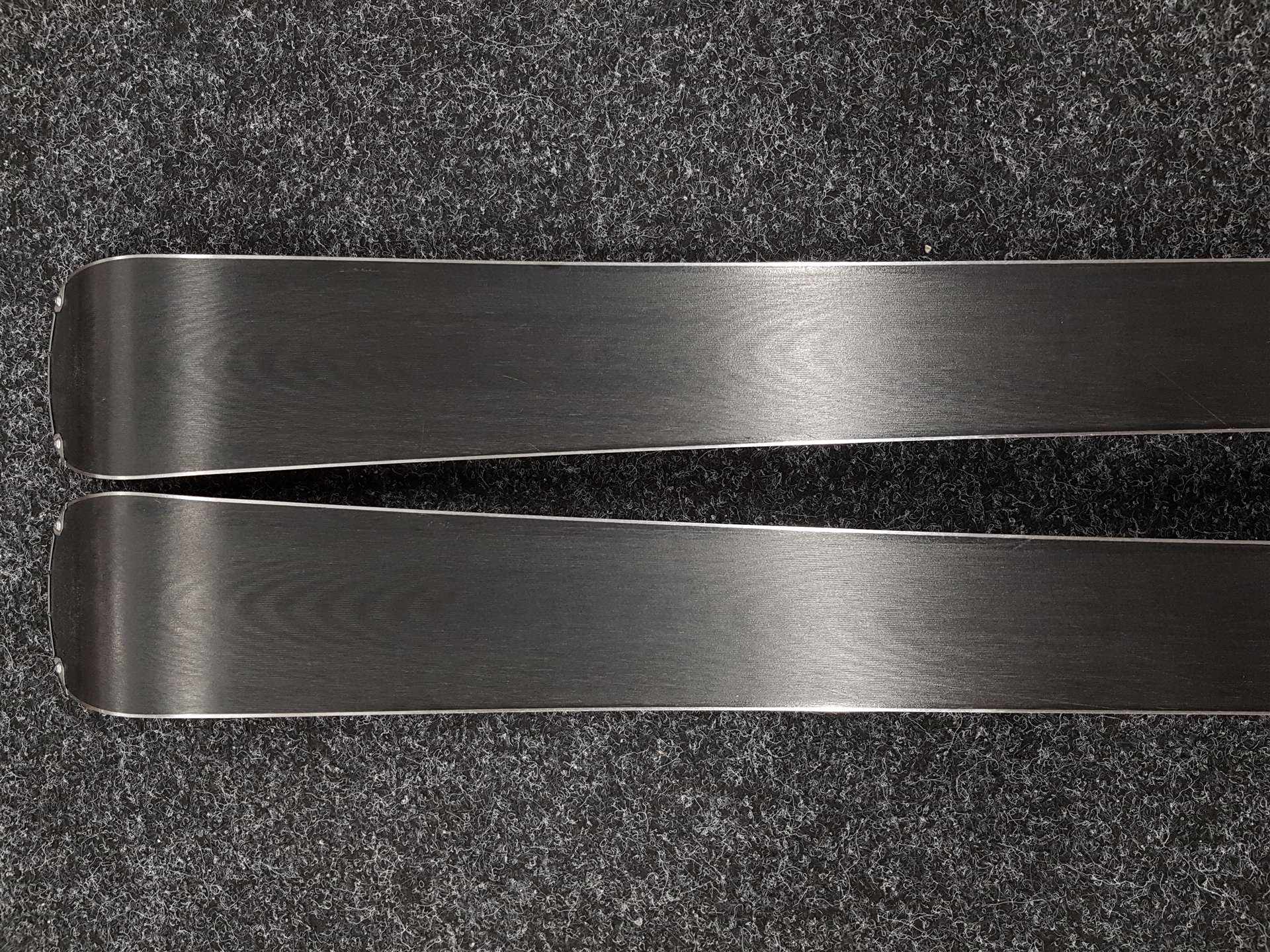 Použité lyže ROSSIGNOL React 2 Carbon + viazanie Look Xpress 10