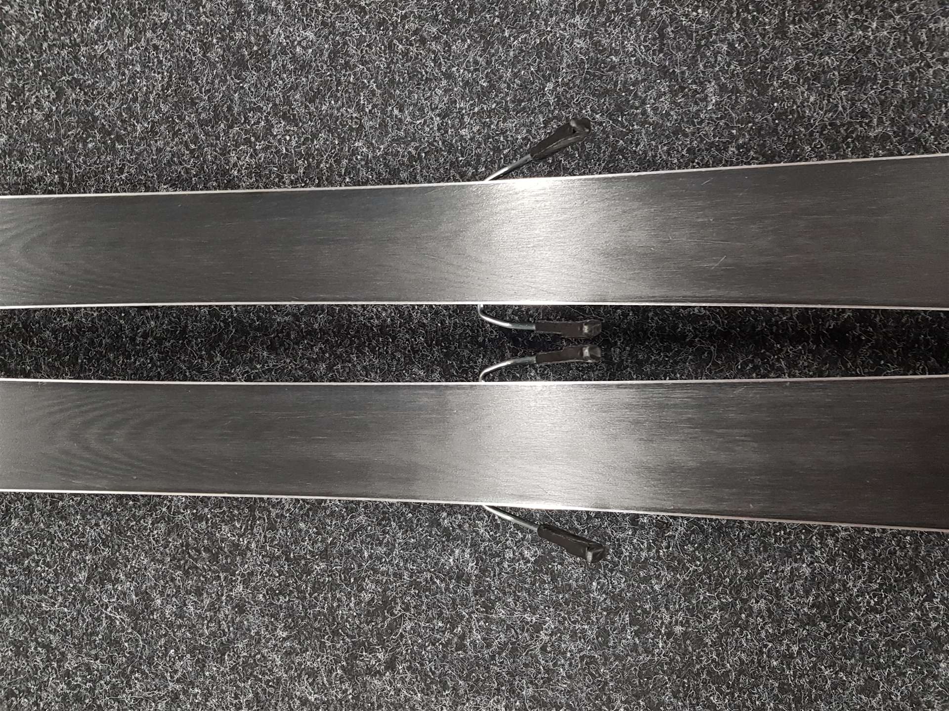 Použité lyže ROSSIGNOL React 2 Carbon + viazanie Look Xpress 10