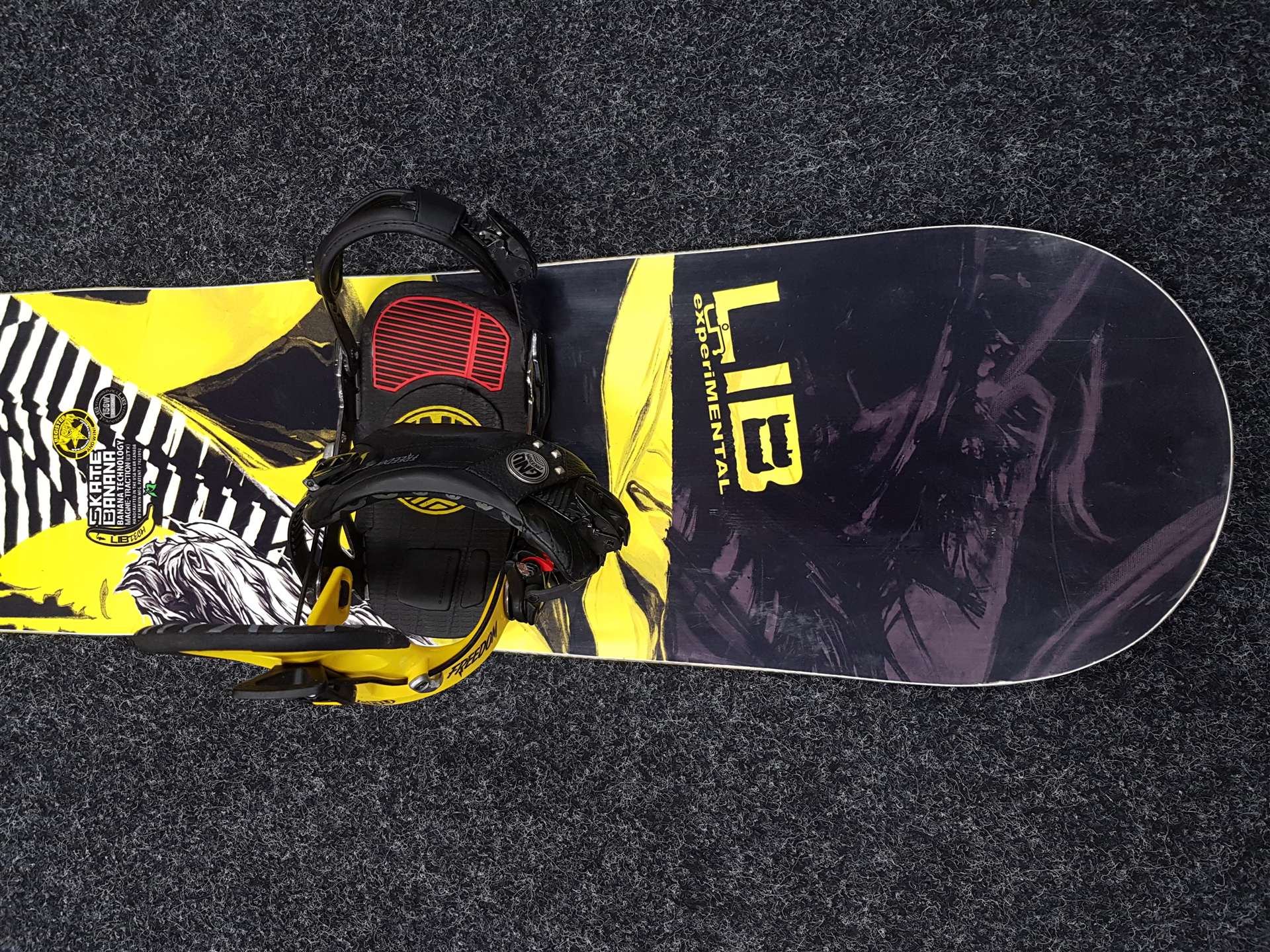 Použitý snowboard LIB TECH SKATE BANANA + viazanie GNU Freedom veľkosť L