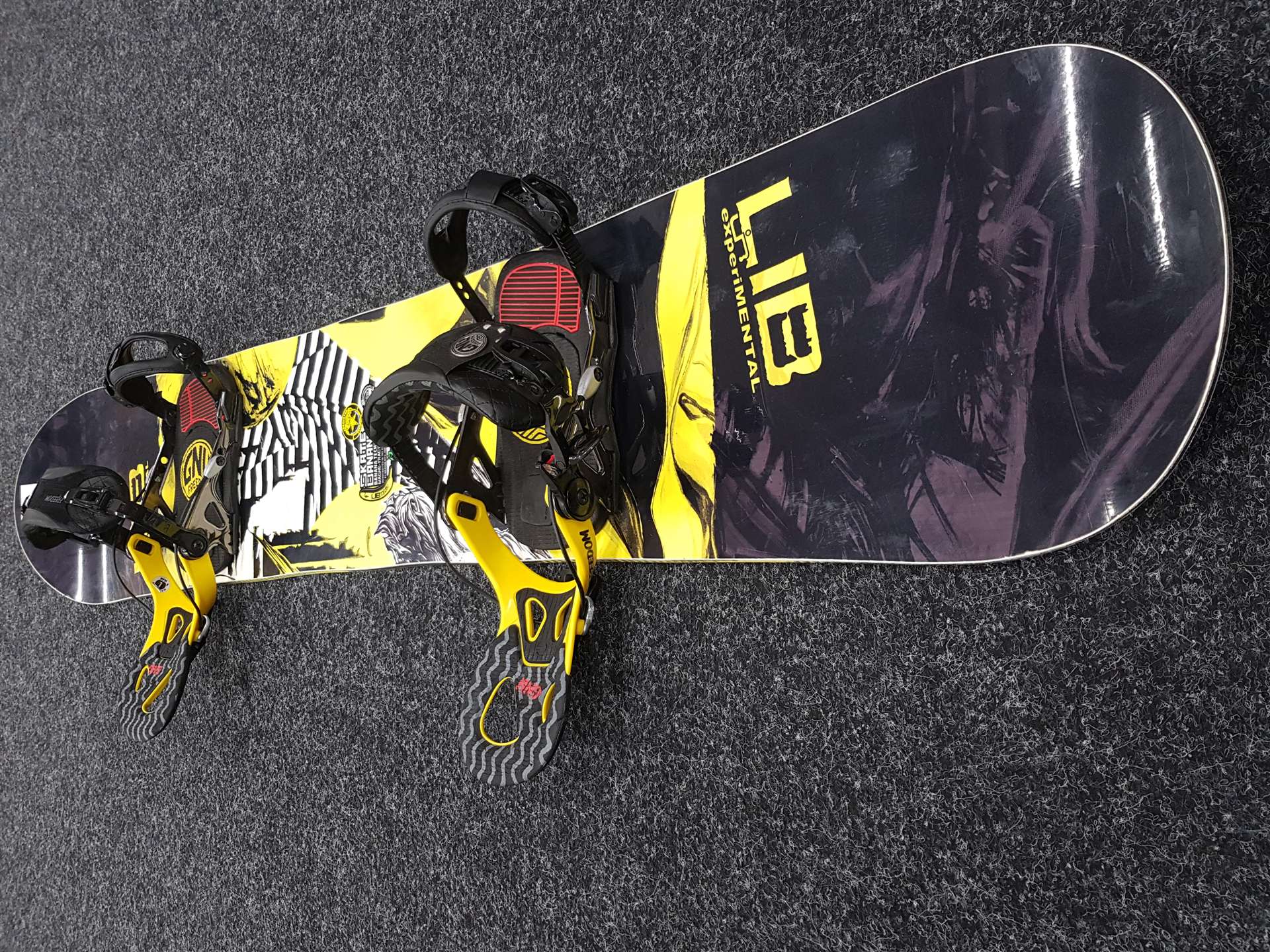 Použitý snowboard LIB TECH SKATE BANANA + viazanie GNU Freedom FASTEC veľkosť L