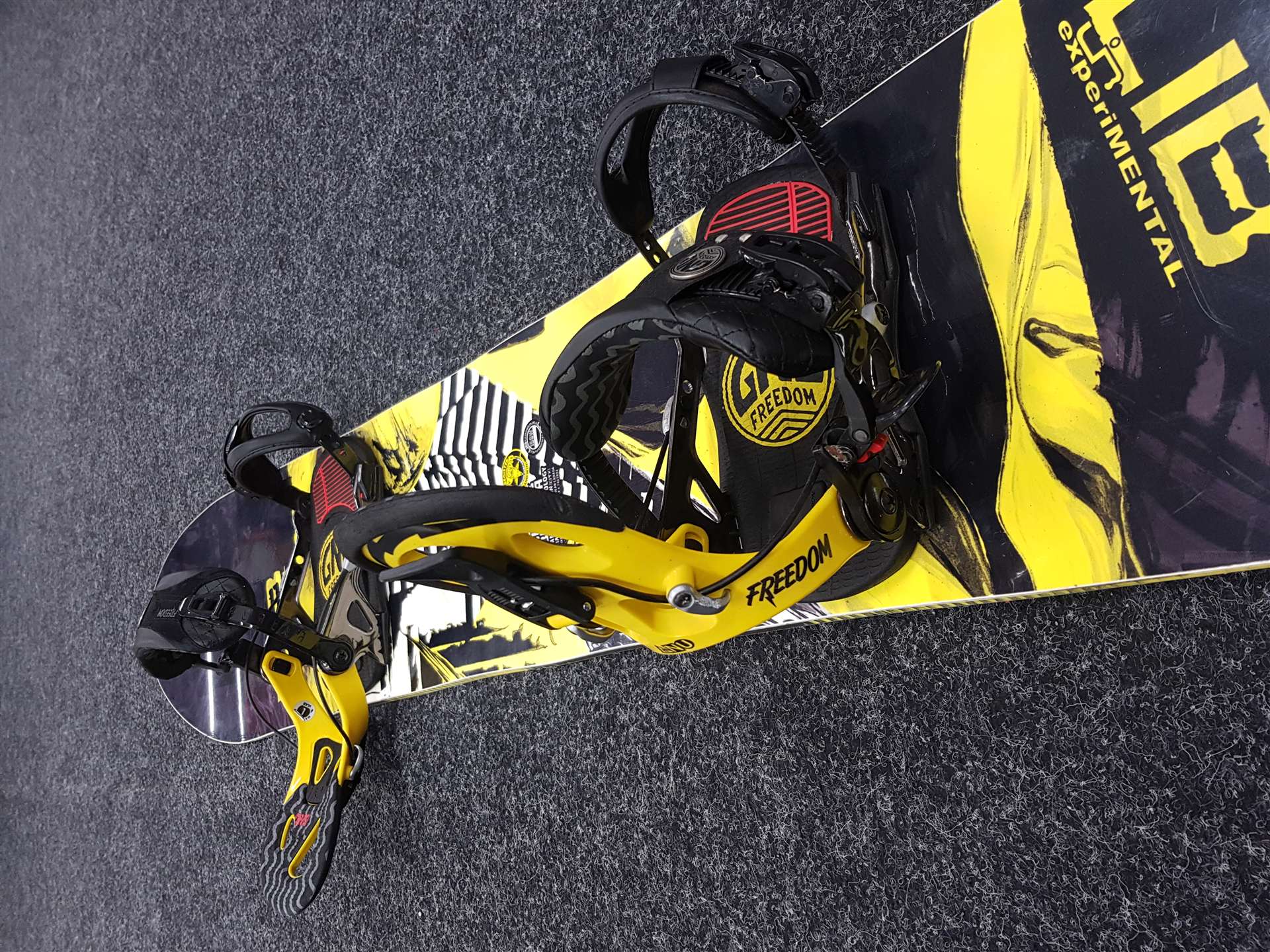 Použitý snowboard LIB TECH SKATE BANANA + viazanie GNU Freedom FASTEC veľkosť L