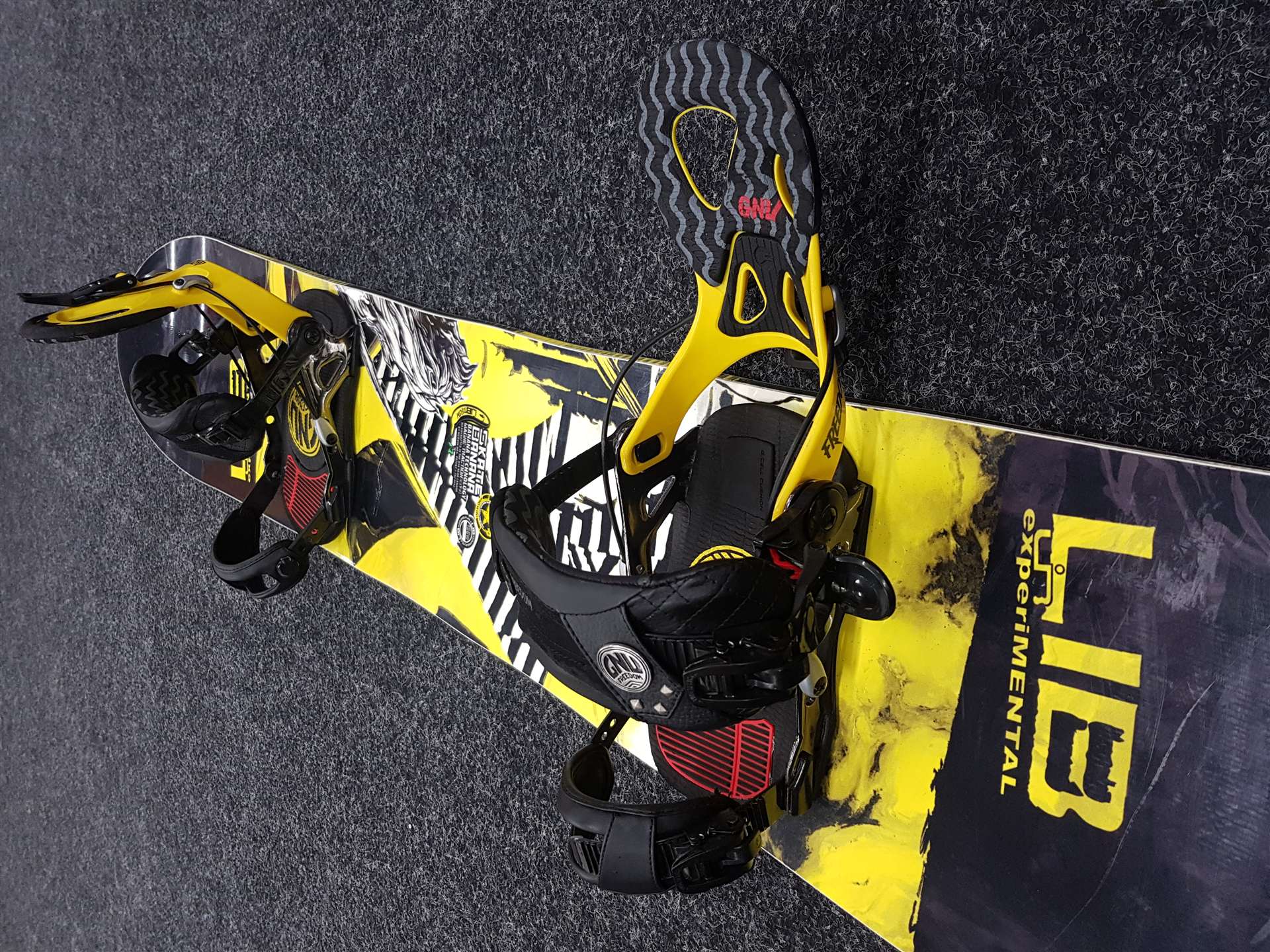 Použitý snowboard LIB TECH SKATE BANANA + viazanie GNU Freedom FASTEC veľkosť L