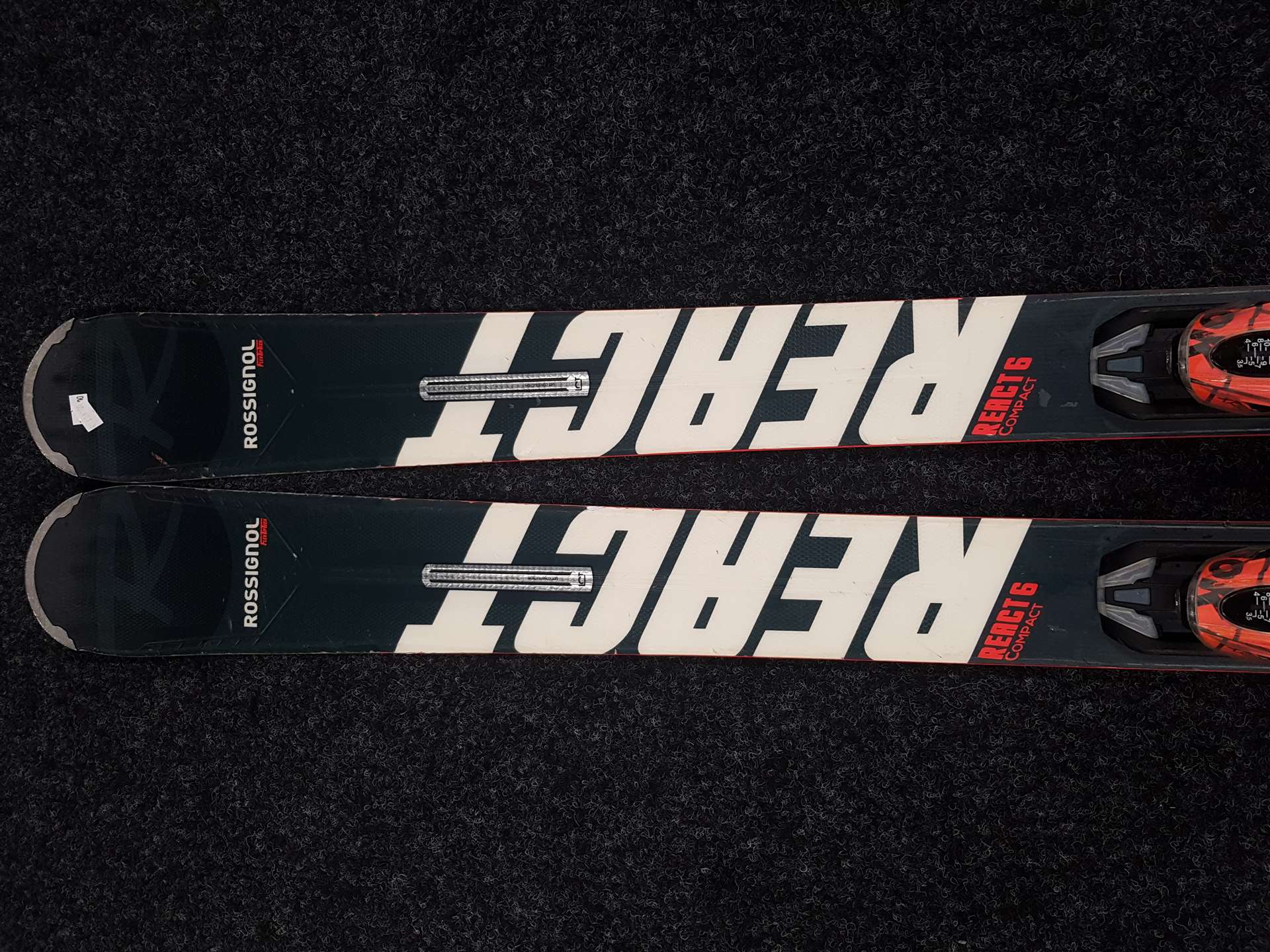 Použité lyže ROSSIGNOL React 6 Compact + viazanie Look Xpress 11