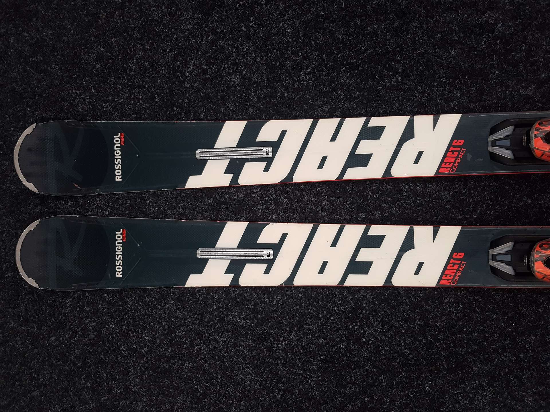 Použité lyže ROSSIGNOL React 6 Compact + viazanie Look Xpress 11